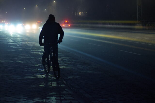【要注意】夜間の自転車は事故率が昼の〇倍？高額賠償の例も…原因と対策を徹底解説