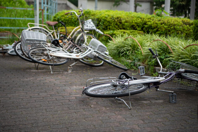 倒れる・壊れる・飛ばされる…台風時にやってはいけない自転車の置き方