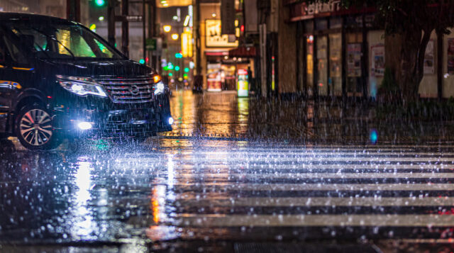雨の日や夜の自転車、知らないと反則金？よくあるNG行為まとめ