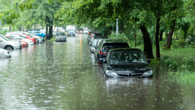 豪雨で車が冠水・水没したらどうする？やってはいけないことや保険について解説